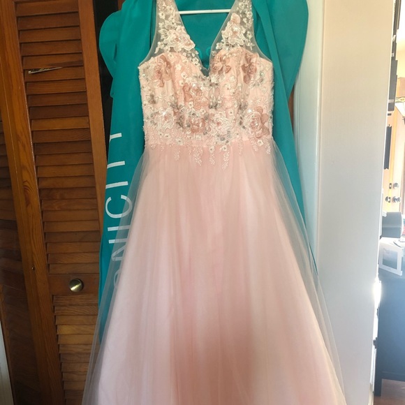 Dave and Johnny PROM Dress, size 1 / 2 - Picture 2 of 8